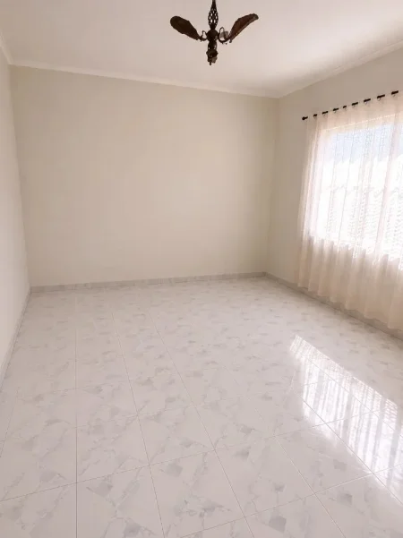Tirane, shitet apartament 3+1 Kati 1, 140 m² 200.000 € (500 m larg QSUT)