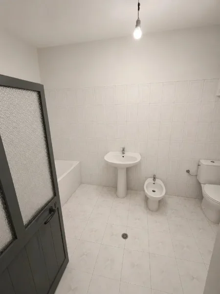 Tirane, shitet apartament 3+1 Kati 1, 140 m² 200.000 € (500 m larg QSUT)