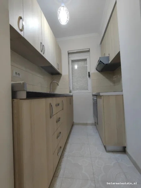 Tirane, jepet me qera apartament 2+1+Ballkon Kati 2, 96 m² 840 € (Rruga fortuzi)