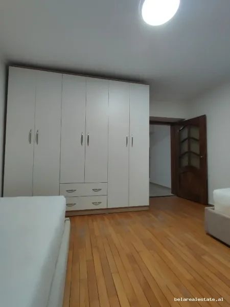 Tirane, jepet me qera apartament 2+1+Ballkon Kati 2, 96 m² 840 € (Rruga fortuzi)