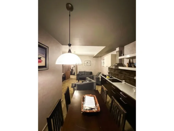 Tirane, jepet me qera apartament 1+1+Ballkon Kati 5, 70 m² 600 €