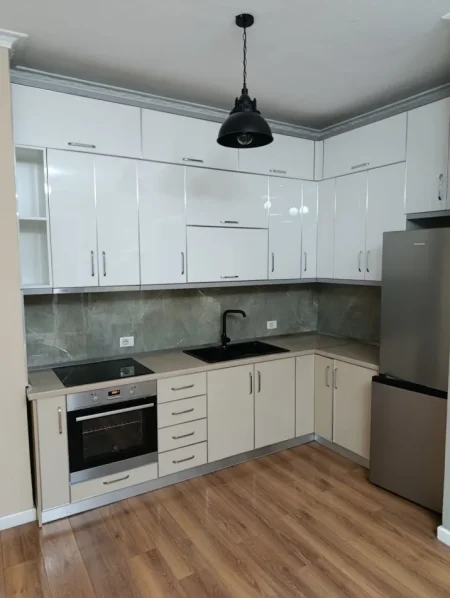 Tirane, jepet me qera apartament 1+1 Kati 5, 65 m² 450 € (Rruga 5 Maji)