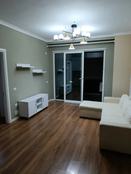 Tirane, jepet me qera apartament 1+1 Kati 5, 65 m² 450 € (Rruga 5 Maji)