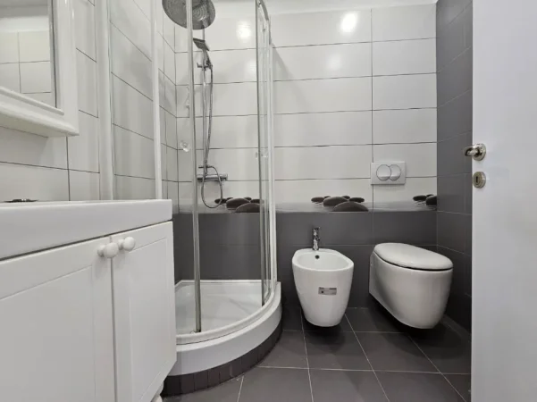 Jepet Me Qira: Ultra 1+1 (📍Rruga Kavajës - Qendër) Kati 8 | P.2020 💥 80.000 Lekë/Muaj (61 m2) 🔥