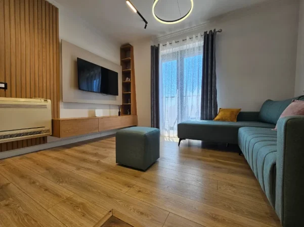 Jepet Me Qira: Ultra 1+1 (📍Rruga Kavajës - Qendër) Kati 8 | P.2020 💥 80.000 Lekë/Muaj (61 m2) 🔥