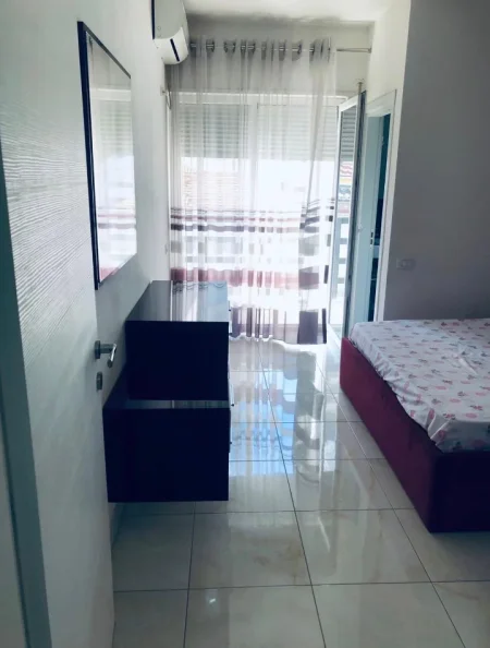 Tirane, jepet me qera apartament 2+1+Ballkon Kati 2, 720 € (Selvia Gjimnazi Partizani)