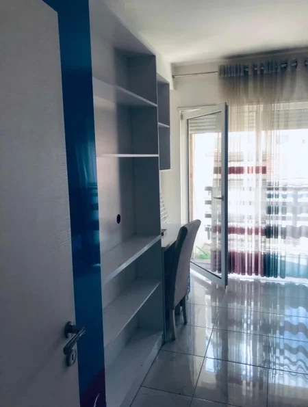 Tirane, jepet me qera apartament 2+1+Ballkon Kati 2, 720 € (Selvia Gjimnazi Partizani)