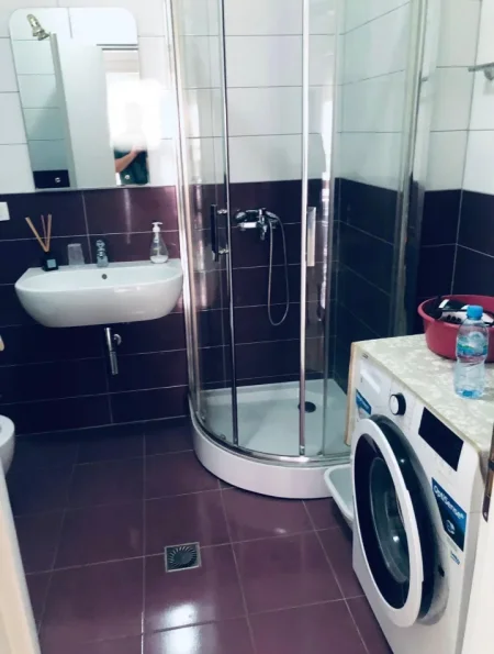 Tirane, jepet me qera apartament 2+1+Ballkon Kati 2, 720 € (Selvia Gjimnazi Partizani)