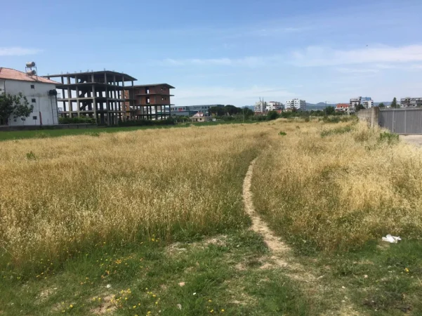 Shqiperi, shitet toke , 1.000 m² 68.000 € (ne Lagjen Mucaj te Vores)