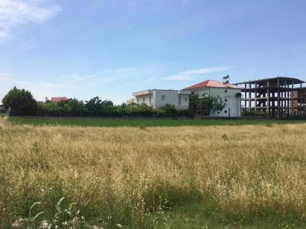 Shqiperi, shitet toke , 1.000 m² 68.000 € (ne Lagjen Mucaj te Vores)