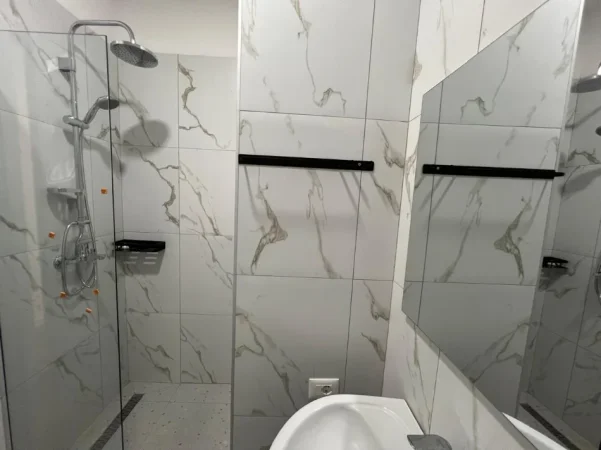 Tirane, jepet me qera apartament 2+1+Aneks+Ballkon Kati 10, 800 € (Bulevardi i Ri)