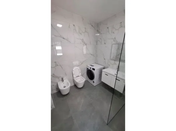Tirane, jepet me qera apartament 2+1+Ballkon Kati 4, 88 m² 650 € (ish parku)