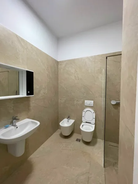 Tirane, jepet me qera apartament 1+1+Ballkon , 74 m² 850 € (Kompleksi Delijorgji)