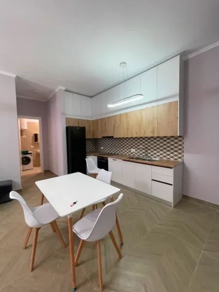 Tirane, jepet me qera apartament 1+1+Ballkon Kati 2, 75 m² 850 € (Kompleksi Delijorgji, Rruga e Kavajes)