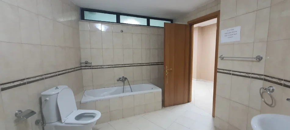 Tirane, jepet me qera ambjent biznesi Kati 3, 160 m² 1.115 € (Rruga e Kavajës)