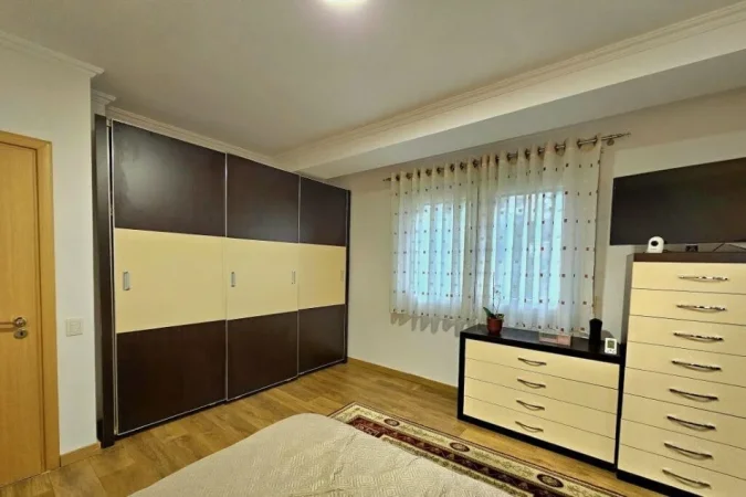 Tirane, jepet me qera apartament 2+1+Ballkon Kati 1, 95 m² 700 € (Kopshti Botanik/Rruga Selita e Vjeter)