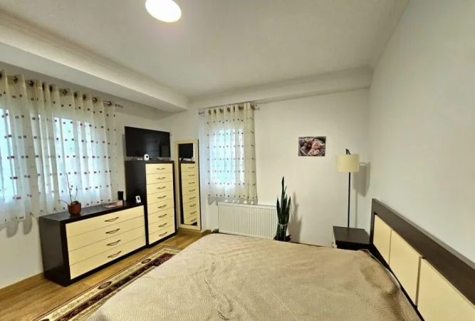 Tirane, jepet me qera apartament 2+1+Ballkon Kati 1, 95 m² 700 € (Kopshti Botanik/Rruga Selita e Vjeter)