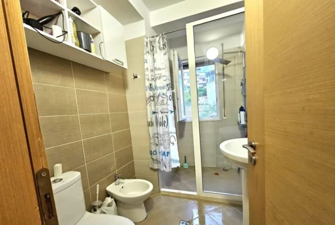 Tirane, jepet me qera apartament 2+1+Ballkon Kati 1, 95 m² 700 € (Kopshti Botanik/Rruga Selita e Vjeter)