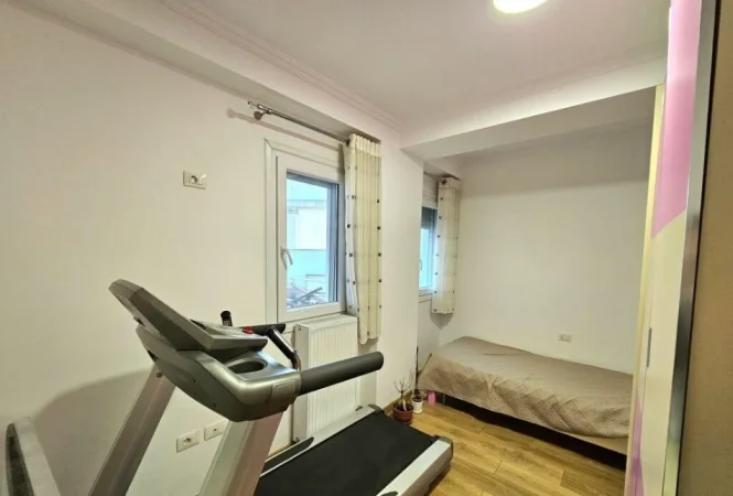 Tirane, jepet me qera apartament 2+1+Ballkon Kati 1, 95 m² 700 € (Kopshti Botanik/Rruga Selita e Vjeter)