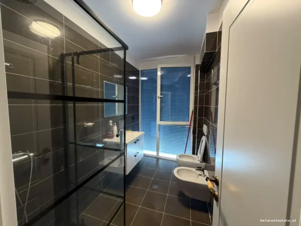 Tirane, jepet me qera apartament 2+1+Ballkon Kati 2, 67 m² 750 € (Rruga e Barrikadave)