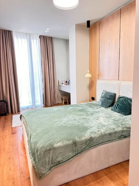Tirane, jepet me qera apartament 1+1 Kati 10, 75 m² 900 € (Mine Peza)
