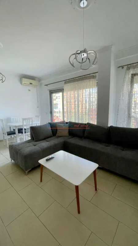 Tirane, jepet me qera apartament 1+1+Ballkon Kati 4, 70 m² 800 € (Rruga e Kavajes)