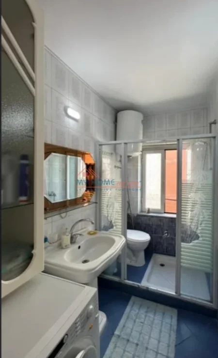 Tirane, jepet me qera apartament 2+1+Ballkon Kati 4, 80 m² 550 € (Rruga e Dibres)