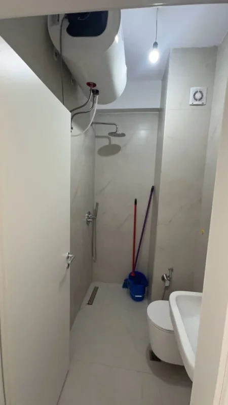 Tirane, jepet me qera apartament 1+1 Kati 8, 70 m² 450 € (Ali Demi)