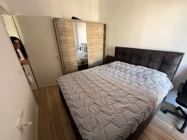Tirane, jepet me qera apartament 1+1 Kati 8, (Ali Demi)