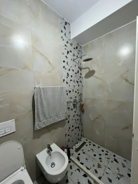 Tirane, jepet me qera apartament 1+1 Kati 8, (Ali Demi)