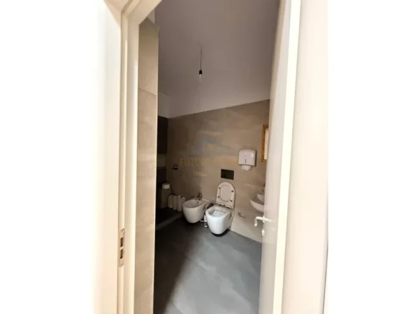 Tirane, jepet me qera zyre Kati 1, 100 m² 1.500 € (Stadiumi Dinamo)