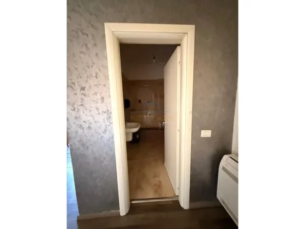 Tirane, jepet me qera zyre Kati 1, 100 m² 1.500 € (Stadiumi Dinamo)