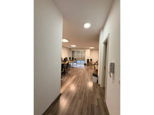 Tirane, jepet me qera zyre Kati 1, 100 m² 1.500 € (Stadiumi Dinamo)