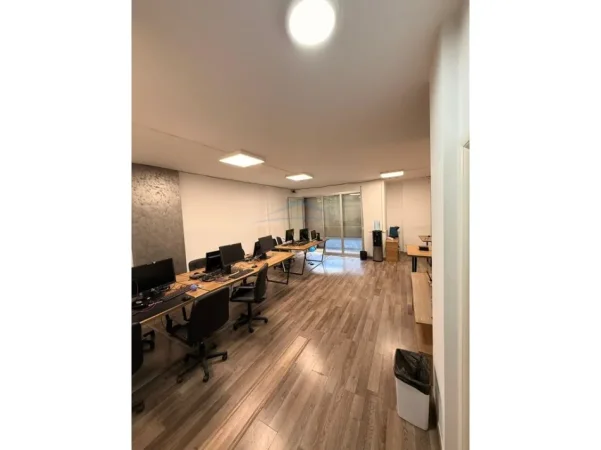 Tirane, jepet me qera zyre Kati 1, 100 m² 1.500 € (Stadiumi Dinamo)