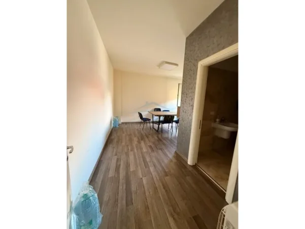 Tirane, jepet me qera zyre Kati 1, 100 m² 1.500 € (Stadiumi Dinamo)