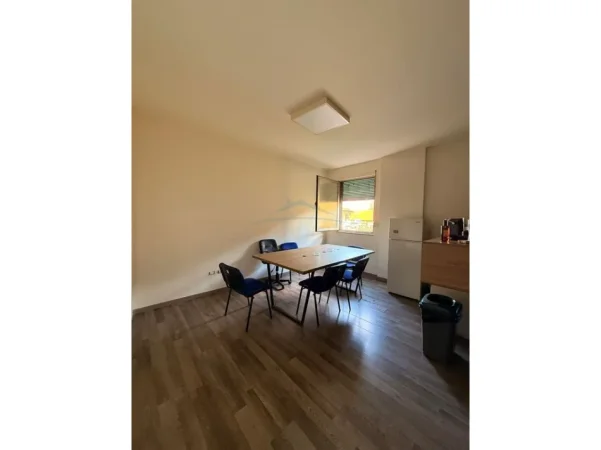 Tirane, jepet me qera zyre Kati 1, 100 m² 1.500 € (Stadiumi Dinamo)