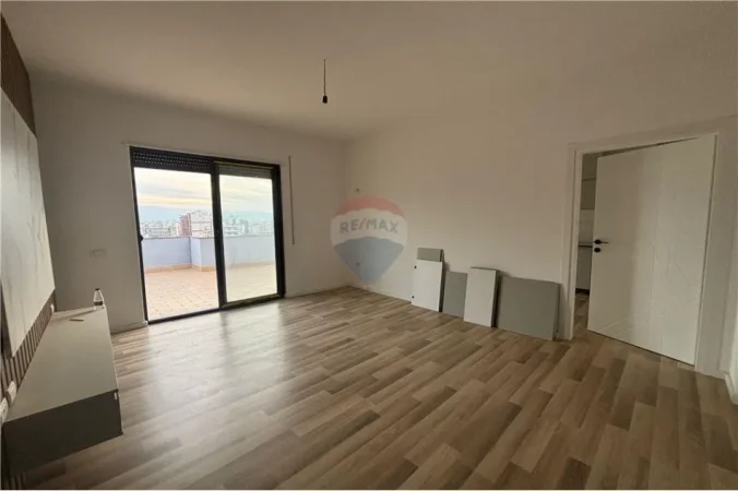 Vlore, shitet apartament+verande | Penthouse 2+1+Ballkon Kati 10, 277 m² 190.000 € (Rruga Gjergj Kastrioti (Transballkanike), Vlorë)