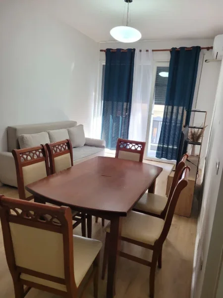 Tirane, jepet me qera apartament 1+1+Ballkon Kati 4, 70 m² 400 € (Rruga 5 Maji)