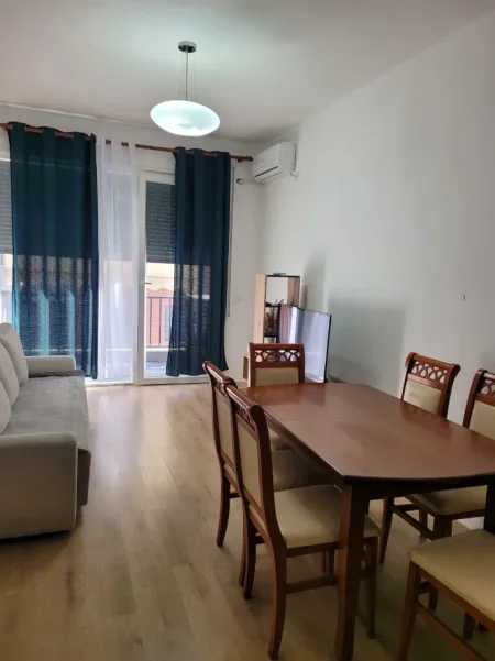 Tirane, jepet me qera apartament 1+1+Ballkon Kati 4, 70 m² 400 € (Rruga 5 Maji)