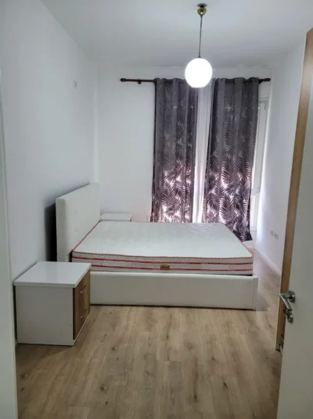 Tirane, jepet me qera apartament 1+1+Ballkon Kati 4, 70 m² 400 € (Rruga 5 Maji)