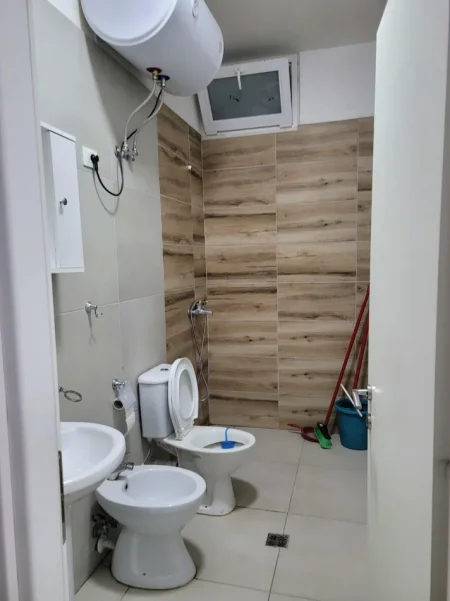 Tirane, jepet me qera apartament 1+1+Ballkon Kati 4, 70 m² 400 € (Rruga 5 Maji)