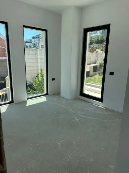 Tirane, shitet Vile Vile 3 Katshe , 280 m² 750.000 € (Liqeni i Thate)