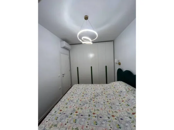 Tirane, jepet me qera apartament 1+1+Ballkon Kati 5, 72 m² 551 € 