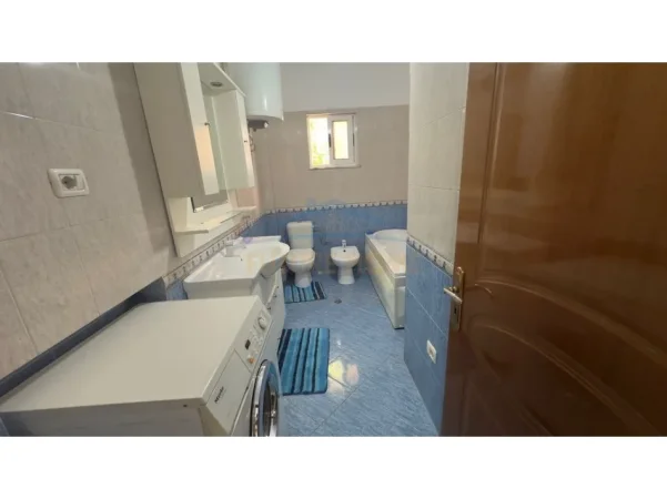 Tirane, jepet me qera apartament 1+1 Kati 1, 65 m² 400 € (Unaza e Re)