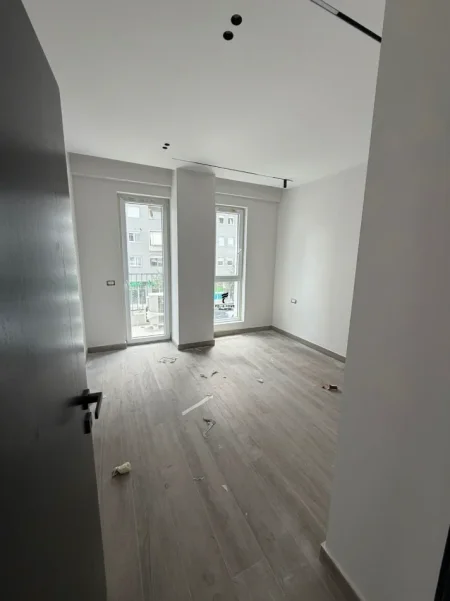 Tirane, jepet me qera zyre , 95 m² 1.200 € (KOMUNA E PARISIT)