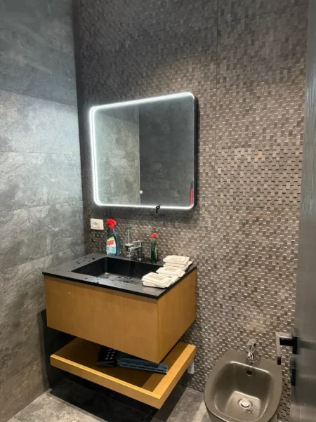 Tirane, jepet me qera zyre , 95 m² 1.200 € (KOMUNA E PARISIT)