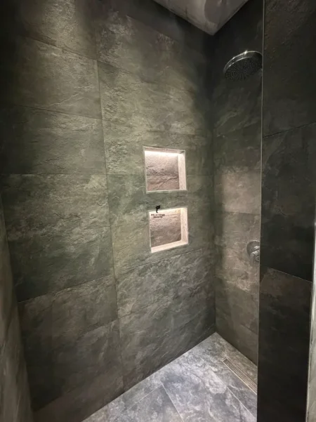 Tirane, jepet me qera zyre , 95 m² 1.200 € (KOMUNA E PARISIT)