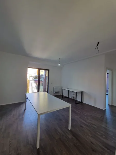 Tirane, jepet me qera apartament 2+1+Ballkon Kati 2, 103 m² 1.070 € (Garden Building, Rr. e Kavajës)