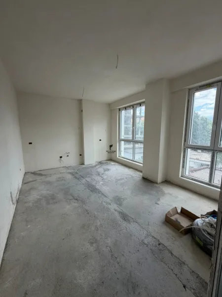 Tirane, jepet me qera zyre , 47 m² 700 € (KOMUNA E PARISIT)