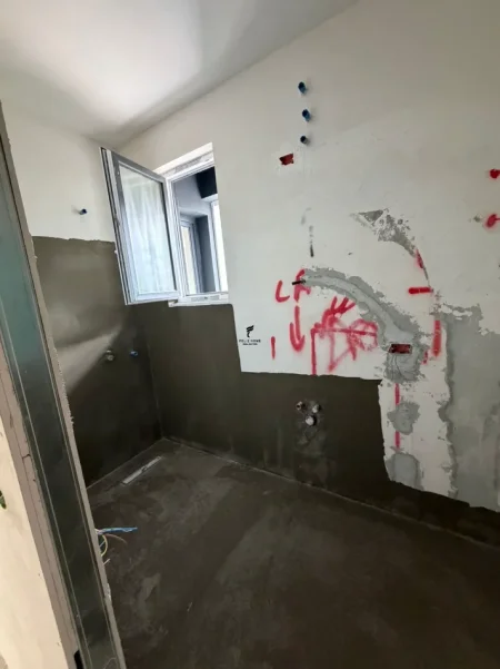Tirane, jepet me qera zyre , 47 m² 700 € (KOMUNA E PARISIT)